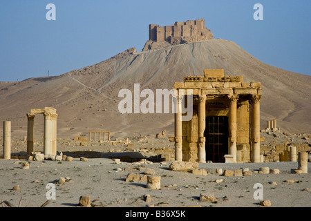 Tempio romano di Baal-Shamin e il castello arabo Qalaat Ibn Maan in Palmyra Siria Foto Stock