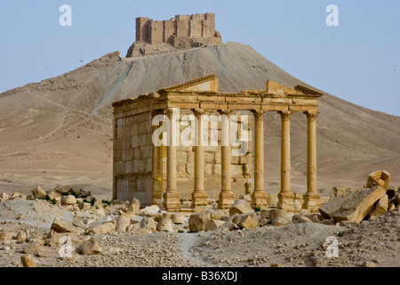 Antico romano tempio funerario e il castello arabo Qalaat Ibn Maan in Palmyra Siria Foto Stock