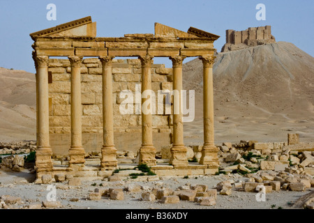 Antico romano tempio funerario e il castello arabo Qalaat Ibn Maan in Palmyra Siria Foto Stock