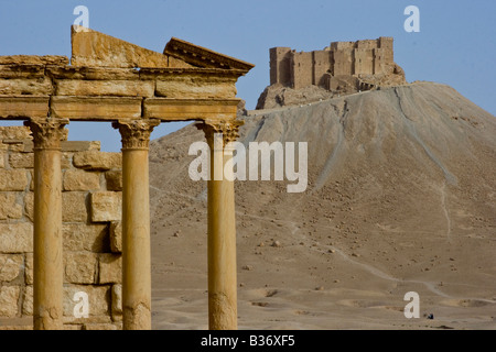 Antico romano tempio funerario e il castello arabo Qalaat Ibn Maan in Palmyra Siria Foto Stock