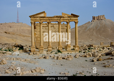 Antico romano tempio funerario e il castello arabo Qalaat Ibn Maan in Palmyra Siria Foto Stock