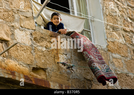 Ragazzo in una finestra all'interno del castello crociato a Tartous in Siria Foto Stock