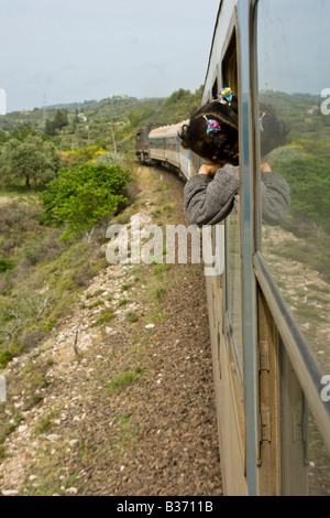 Giovane ragazza siriana su un treno da Lattakia in Siria Foto Stock