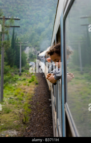 Giovane ragazza siriana su un treno da Lattakia in Siria Foto Stock