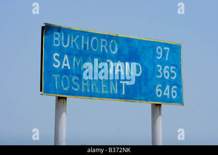 Autostrada distanza segno Marker in Uzbekistan Foto Stock