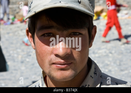 Giovane soldato afgano al Tagikistan Afghanistan Border Crossing mercato vicino Ishkashim Foto Stock