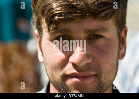 Giovane uomo afghano al Tagikistan Afghanistan Border Crossing mercato vicino Ishkashim Foto Stock