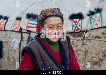 Giovane e bella etnicamente tagiko kirghisa donna di fronte alla sua famiglia Yurt nel villaggio Jalang nel Pamirs in Tagikistan Foto Stock