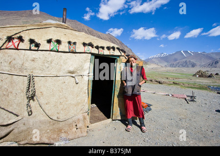 Giovane e bella etnicamente tagiko kirghisa donna di fronte alla sua famiglia Yurt nel villaggio Jalang nel Pamirs in Tagikistan Foto Stock