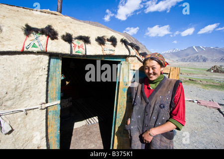 Giovane e bella etnicamente tagiko kirghisa donna di fronte alla sua famiglia Yurt nel villaggio Jalang nel Pamirs in Tagikistan Foto Stock