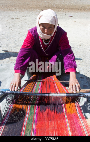 Tessitura tappeti fatti a mano per la loro Yurt nel villaggio Jalang nel Pamirs in Tagikistan Foto Stock