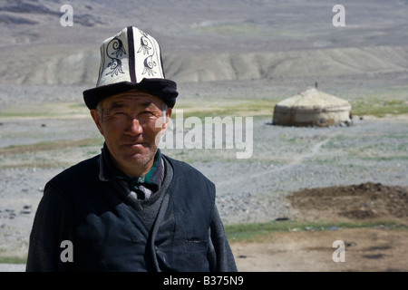 Etnicamente uomo del Kirghizistan nel villaggio Jalang nel Pamirs in Tagikistan Foto Stock