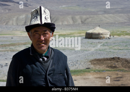 Etnicamente uomo del Kirghizistan nel villaggio Jalang nel Pamirs in Tagikistan Foto Stock