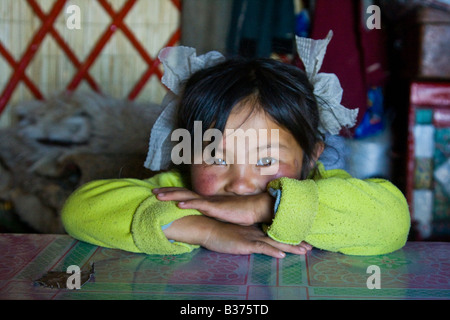 Carino giovane ragazza del Kirghizistan in yurta sulla canzone Kul Lago in Kirghizistan Foto Stock