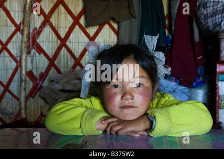 Carino giovane ragazza del Kirghizistan in yurta sulla canzone Kul Lago in Kirghizistan Foto Stock