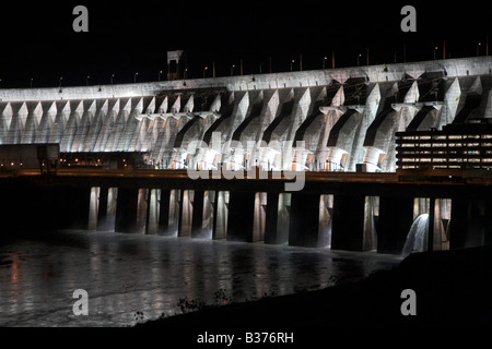 Itaipu Idro Elettrica, Dam (più grande al mondo) illuminata di notte, vicino a Foz du Iguacu in Brasile. Foto Stock