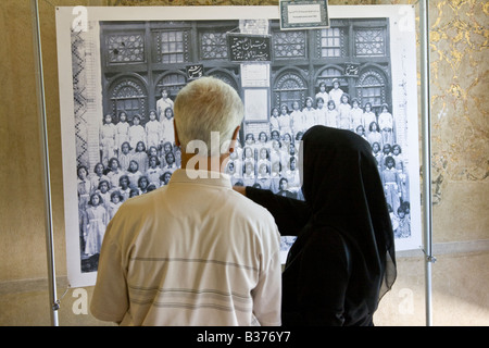 Foto di Esmatieh scuola primaria a Shiraz in una mostra all interno della Cittadella di Karim Khan in Shiraz Iran Foto Stock