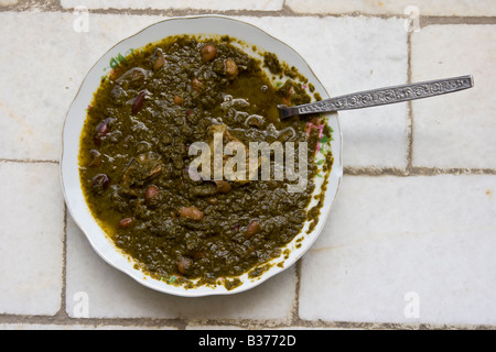 Sabzi Qormeh Khoresht stufato con riso cibo iraniano in un ristorante di Nain Iran Foto Stock