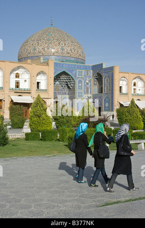 Le donne iraniane nella parte anteriore dello Sceicco Lotfollah moschea imam Square a Esfahan Iran Foto Stock