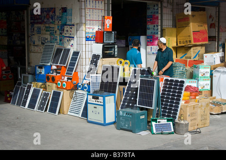 Pannelli solari Shop presso il mercato domenicale di Kashgar nella provincia dello Xinjiang Cina Foto Stock