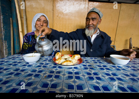 Anziani Uyghur matura in un ristorante a Kashgar nella provincia dello Xinjiang Cina Foto Stock