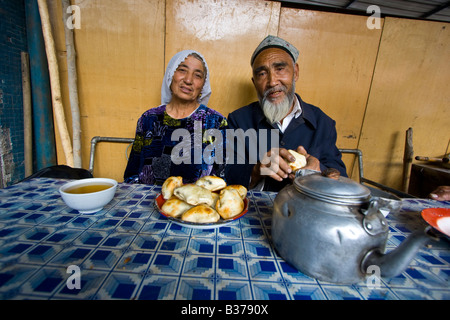 Anziani Uyghur matura in un ristorante a Kashgar nella provincia dello Xinjiang Cina Foto Stock