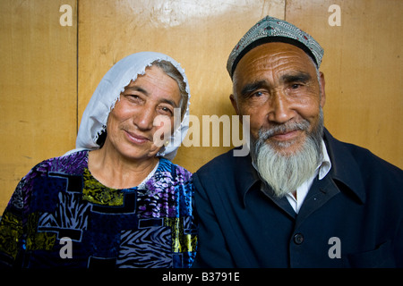 Anziani Uyghur giovane a Kashgar nella provincia dello Xinjiang Cina Foto Stock