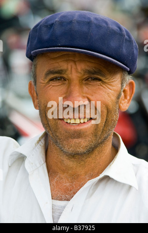 Uyghur fornitore nel mercato domenicale di Kashgar nella provincia dello Xinjiang Cina Foto Stock