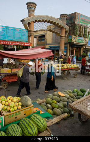 Mercato domenicale di Kashgar nella provincia dello Xinjiang Cina Foto Stock