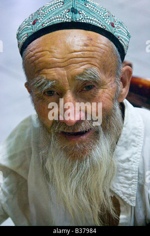 Anziani Uyghur uomo a Kashgar nella provincia dello Xinjiang Cina Foto Stock