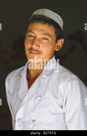 Ristorante uigura lavoratore in Tashkurgan nella provincia dello Xinjiang Cina Foto Stock