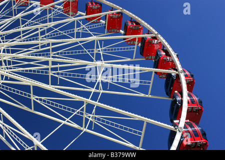 WHITE ruota panoramica Ferris con carrozze rosse contro il cielo blu di sfondo BDA ORIZZONTALE11294 Foto Stock