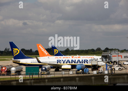 Ryanair e Easyjet aeromobili a loro porte a Londra Stansted Airport in Essex REGNO UNITO gestiti da BAA la British Airport Authority Foto Stock