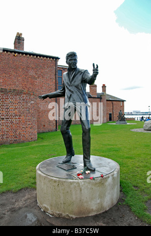 Una statua del rock star 'billy fury' a 'Albert Dock' in Liverpool Regno Unito Foto Stock