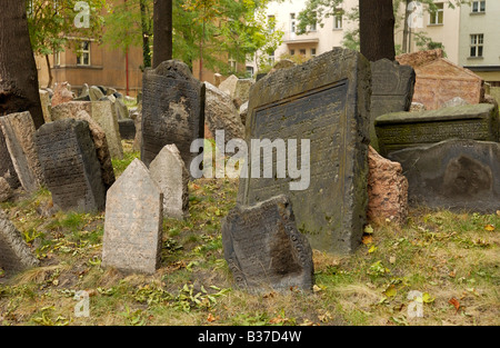 Cimitero ebraico sulle lapidi del cimitero giudaica, Praga, Repubblica Ceca Foto Stock