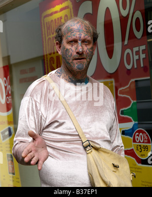 Un uomo con un tatuaggio sulla strada di Norwich, Regno Unito Foto Stock