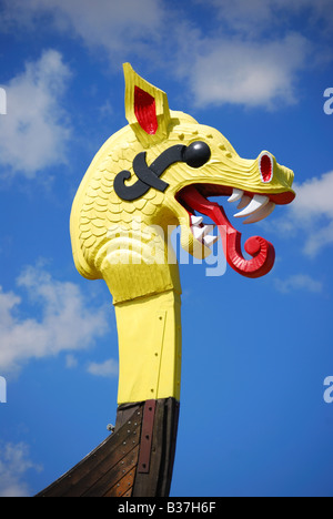 La testa del dragone, la 'Hugin' Replica Viking Ship, Pegwell Bay, Kent, England, Regno Unito Foto Stock