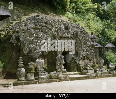 Grotte di elefante tempio indù scolpito ingresso rockface Urne Cinerarie statue immagini Goa Gajah Bali Indonesia Foto Stock