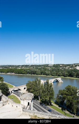 Pont Saint Benezet (il famoso Pont d'Avignon) sul fiume Rodano da Rocher des Doms park, Avignone, Provenza, Francia Foto Stock