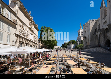 Cafè sul marciapiede di fronte al Palais des Papes e la cattedrale, Place du Palais, Avignone, Provenza, Francia Foto Stock