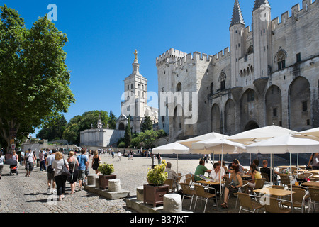 Cafè sul marciapiede di fronte al Palais des Papes e la cattedrale, Place du Palais, Avignone, Provenza, Francia Foto Stock