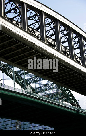 Città di Sunderland, Inghilterra. Vista ravvicinata della scatola di ferro trave Wearmouth design Rail Bridge over Sunderland fiume dell'usura. Foto Stock