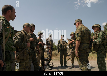 Le truppe russe ricevere istruzioni dal loro comandante prima di entrare in città Gori, durante la guerra Russo-Georgian Agosto 2008 Foto Stock