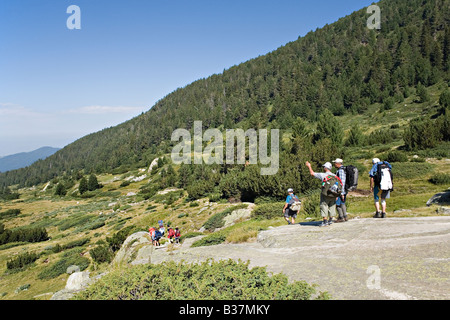 Persone che camminano in Kozi River Valley in sito del Patrimonio Mondiale il Parco Nazionale di Pirin Bulgaria Foto Stock