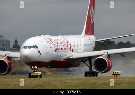 Airbus A330-300 Fly Kingfisher decollare Farnborough Air Show 2008 Foto Stock