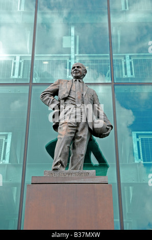 La statua di Sir Matt Busby al di fuori di Old Trafford casa del manchester united football club,Manchester,l'Inghilterra,uk Foto Stock