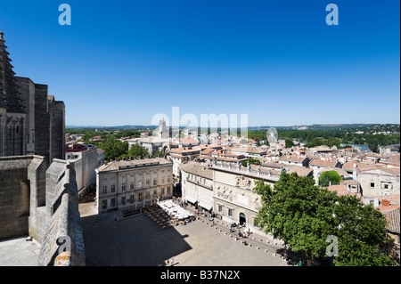 Vista su Place du Palais verso il fiume Rodano e la Place de l'Horloge, Palais des Papes, Avignone, Provenza, Francia Foto Stock