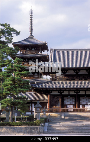 Principale porta di ingresso e la pagoda a cinque piani del tempio Horyuji vicino a Nara più antichi edifici in legno in Giappone Foto Stock