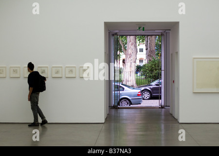 Londra REGNO UNITO White Cube Gallery Hoxton guardando attraverso a Hoxton Square - Foto Stock