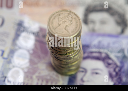 £ 1 monete su £10, £20 note Foto Stock